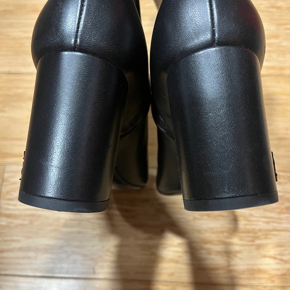 Saint Laurent
Lou Leather Ankle Booties - Picture 10 of 16